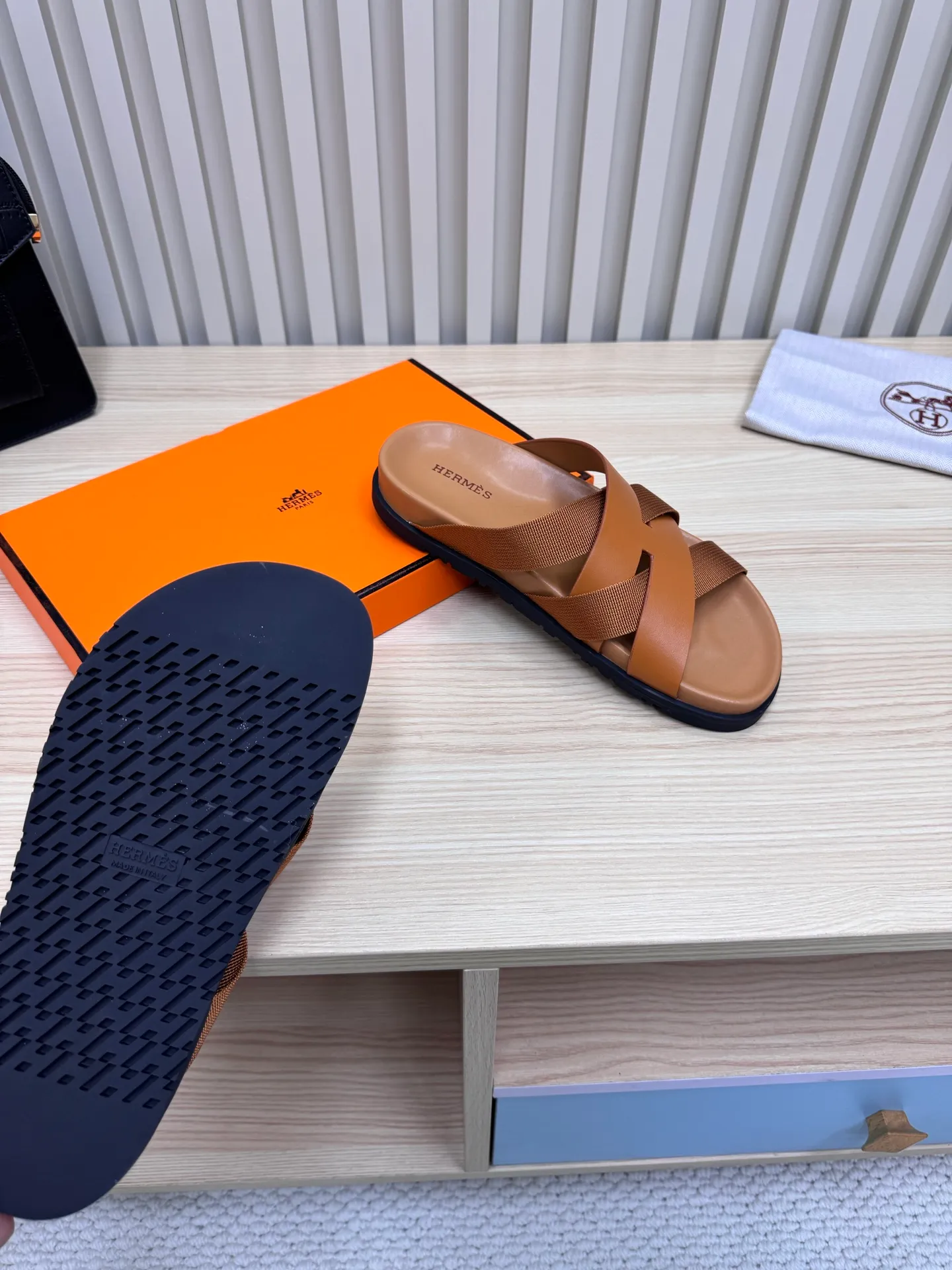 👟👟Ex-factory price 502👟👟 (Top version) Hermes 🐎The extremely popular couple's second uncle slippers/the latest snake print sandals and slippers, paired with various colorful socks, so trendy!  ———————— Upper: imported cowhide/sheep leather/cloth/palmprint leather lining: imported cowhide/sheepskin outsole: Tpu non-slip and wear-resistant outsole Female size: 35-42 (40.41.42 non-returnable and non-exchangeable) Male code: 39-45 (45 non-returnable and non-exchangeable)